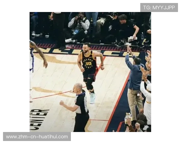 库里迎着双人包夹投进三分，勇士再度反超