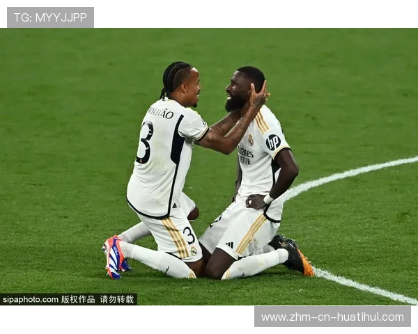 皇马维尼修斯脚踝轻巧拨球后爆射轰入球门，演绎激情四射的精彩瞬间